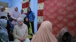 Ketua TP PKK Aceh Besar Sambangi Keluarga Kurang Mampu di Gampong Teureubeh Kota Jantho