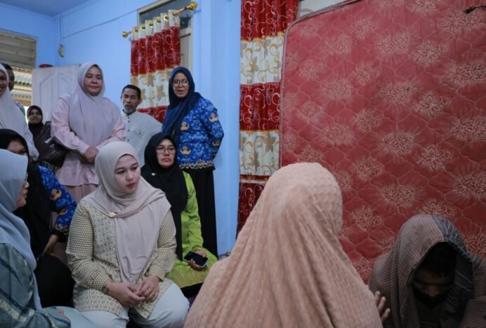 Ketua TP PKK Aceh Besar Sambangi Keluarga Kurang Mampu di Gampong Teureubeh Kota Jantho