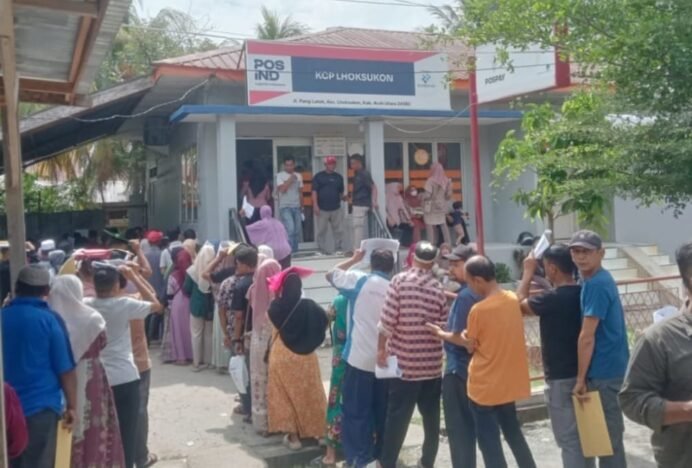 Ribuan Korban Banjir Padati Kantor Pos Lhoksukon Ambil Bantuan Isi Hunian Rumah