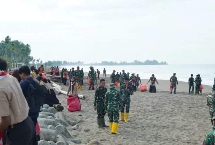 Karya Bhakti Sambut HUT ke-81, Korem 012 Bersihkan Pantai Monumen “Kupiah Meukeutop”