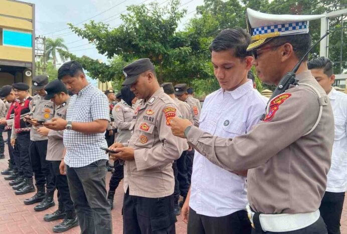 Perwira Polresta Banda Aceh Cek HP Personel, Awasi Penggunaan Media Sosial