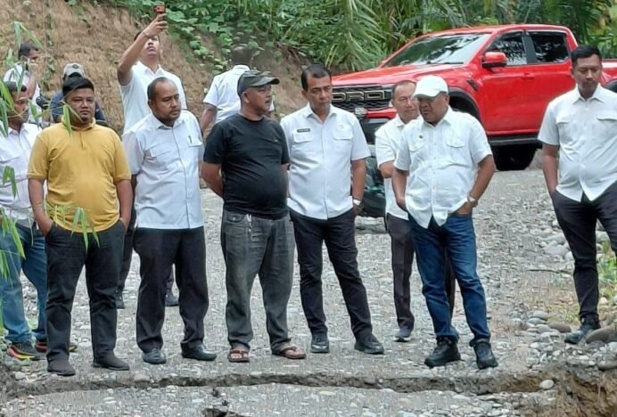 Jembatan Darurat Kubang Itam Rusak Akibat Luapan Air, Bupati Mukhlis Perintahkan Penanganan Cepat