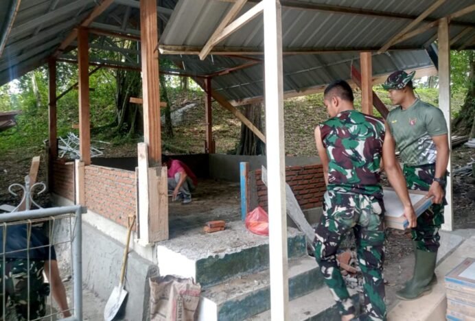 Koramil 26/Kuta Cot Glie Tuntaskan Plester Dinding dan Pemasangan Keramik Balai