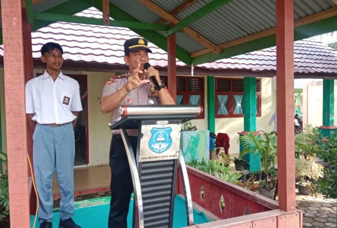 Kapolsek Kuta Baro Jadi Pembina Upacara, Ajak Siswa SMA 2 Kuta Baro Selalu Bertaqwa dan Taat ke Orang Tua