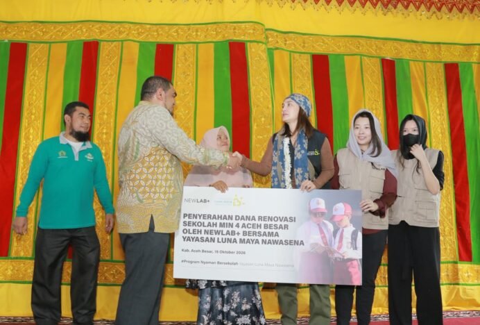 Luna Maya Serahkan Bantuan untuk MIN Montasik, Yahwa Ikut Dampingi