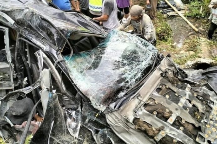 Detik-detik Fortuner Blong Tabrak Tiang Listrik di Batang Tewaskan 1 Orang