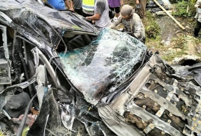 Detik-detik Fortuner Blong Tabrak Tiang Listrik di Batang Tewaskan 1 Orang