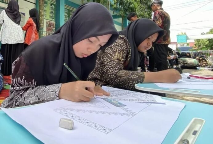 Meriahkan Hari Batik Nasional, MTs HBS Gelar Fashion Show dan Lomba Mewarnai Batik