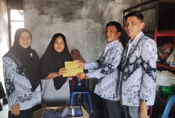 PGRI Aceh Besar Peduli, Antar Donasi Untuk Guru Korban Kebakaran di Lembah Seulawah