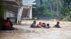 Banjir Kepung Padang Malam ini, Belasan Orang Dilaporkan Terjebak