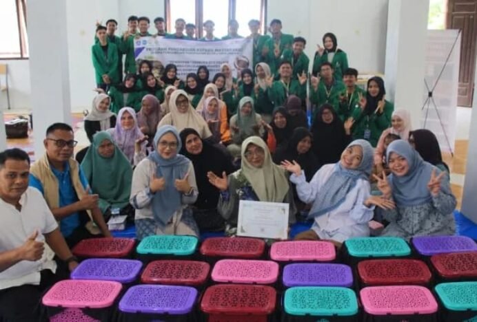 Dosen Unimal Latih Warga Membuat Kompos Takakura dan Lubang Biopori