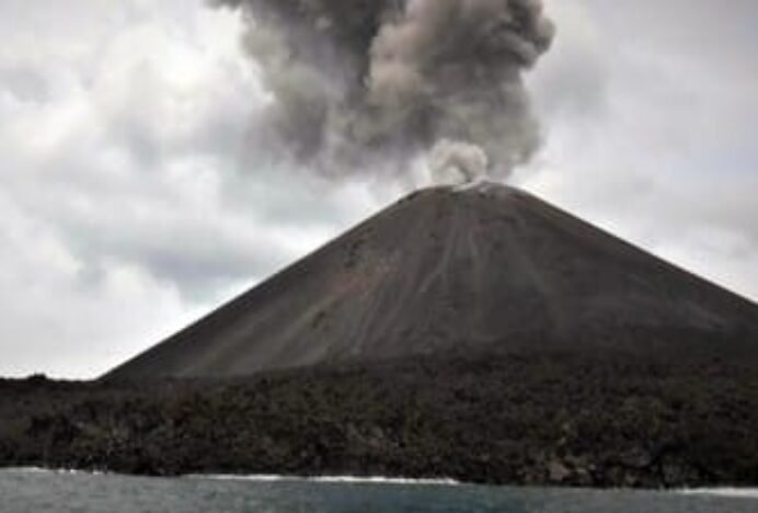 Gunung Anak Krakatau Tiga Kali Erupsi Minggu Siang