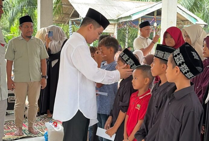 Kepala BPMA Salurkan Santunan Anak Yatim dan Bantuan untuk Balai Pengajian di Aceh Timur