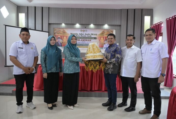 Wakil Ketua DPRK Banda Aceh Daniel A Wahab Bantu Perangkat Pelaminan untuk Alue Deah Teungoh