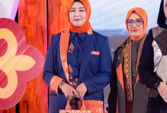 Ketua dan Wakil Ketua Dekranasda Aceh Besar Tampilkan Inovasi Wastra pada Meuseuraya Festival