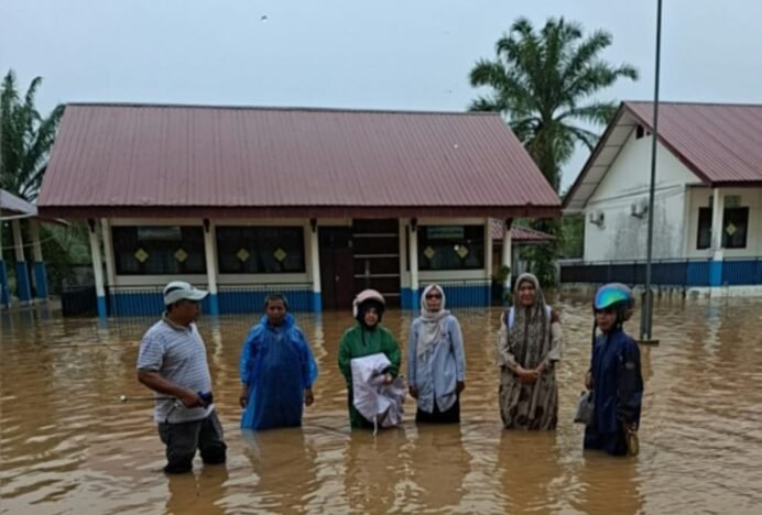 SMPN 2 Kluet Utara Terendam Banjir, 235 Pasang Mebel Rusak Berat