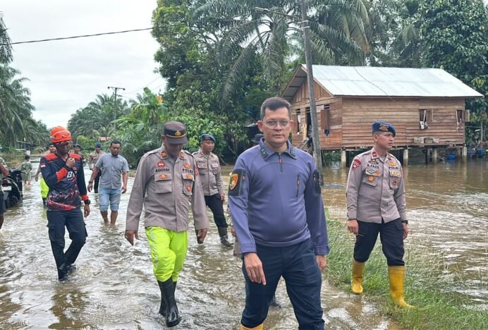 Kapolres Aceh Selatan Tinjau Kondisi Banjir di Trumon Tengah, Pastikan Penanganan Berjalan Optimal