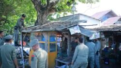Satpol PP dan WH Aceh Besar Bongkar Bangunan Liar di Blang Bintang
