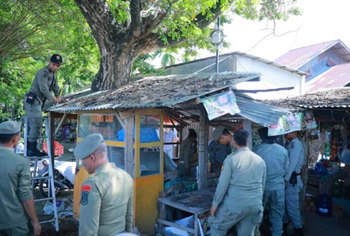 Satpol PP dan WH Aceh Besar Bongkar Bangunan Liar di Blang Bintang